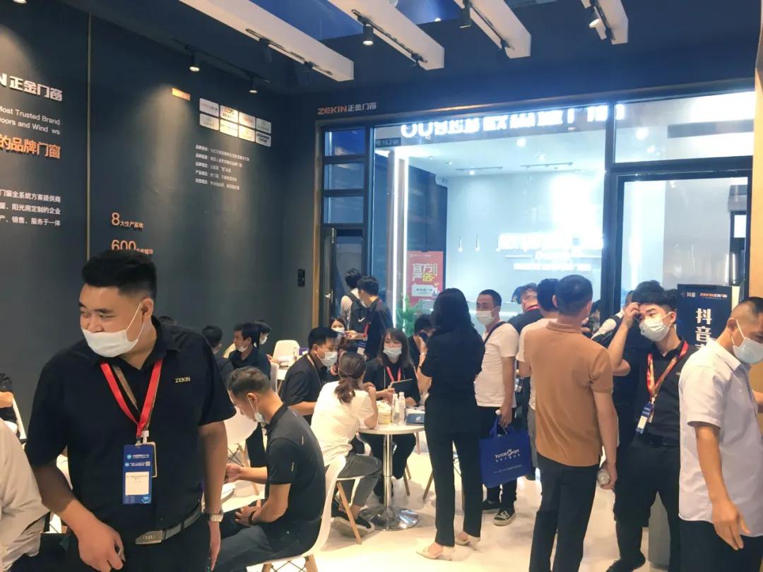 展會直擊 | 建博會火爆開幕，正金門窗攜手**功夫巨星甄子丹煥新呈現！