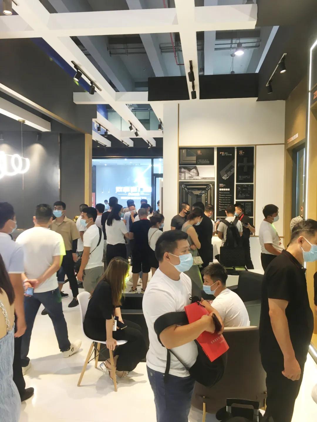 展會直擊 | 建博會火爆開幕，正金門窗攜手**功夫巨星甄子丹煥新呈現！