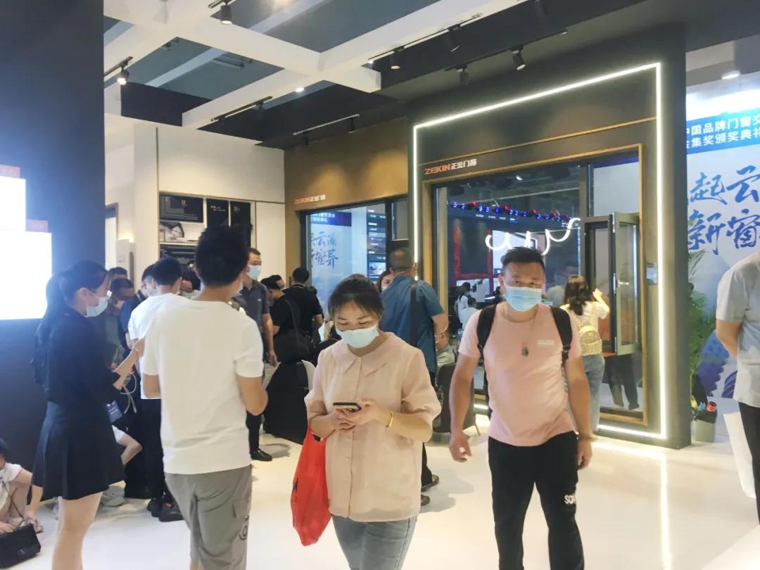 展會直擊 | 建博會火爆開幕，正金門窗攜手**功夫巨星甄子丹煥新呈現！