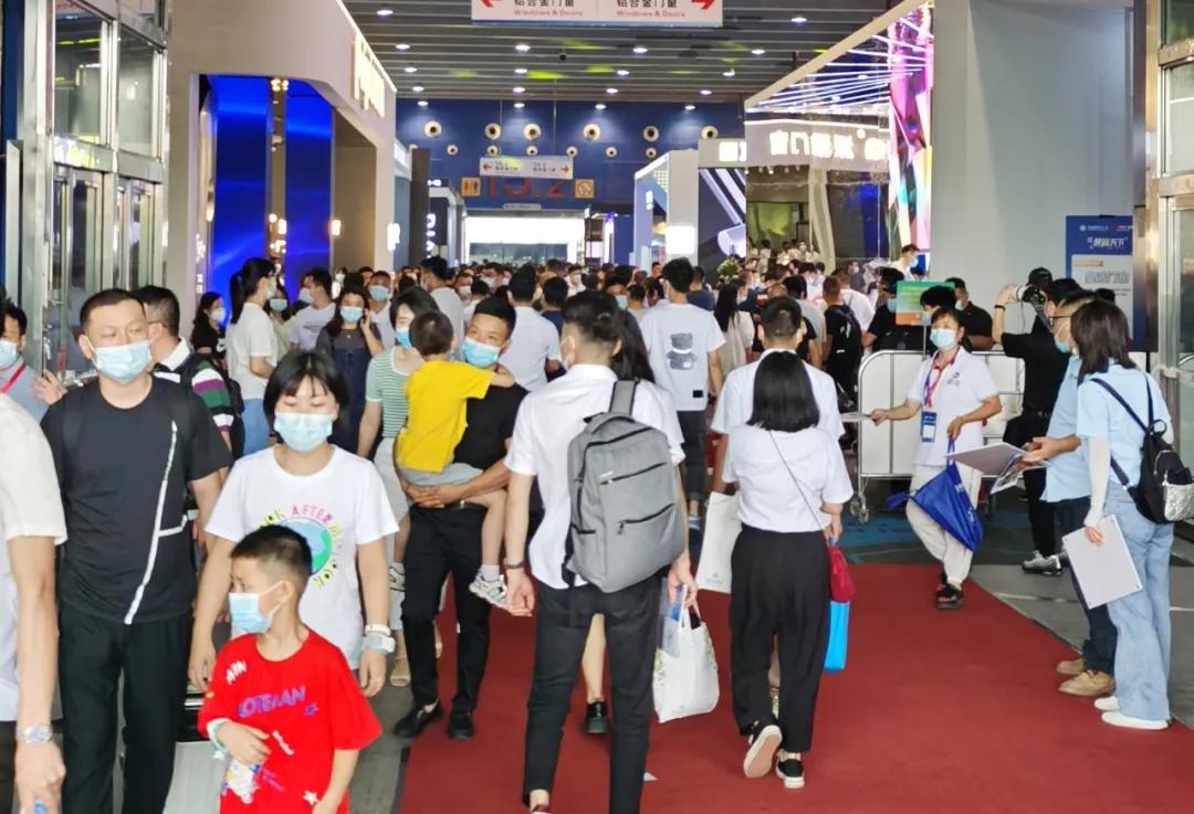 展會直擊 | 建博會火爆開幕，正金門窗攜手**功夫巨星甄子丹煥新呈現！