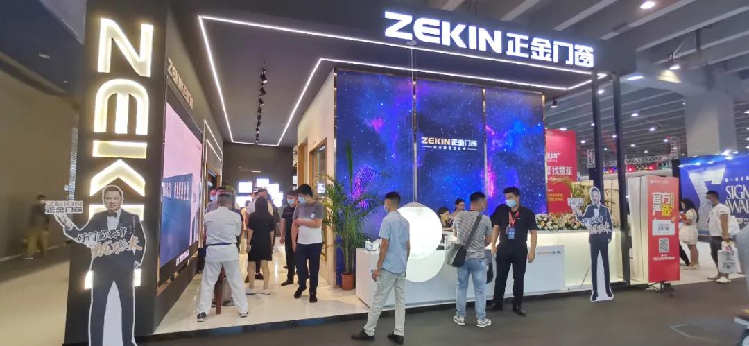 展會直擊 | 建博會火爆開幕，正金門窗攜手**功夫巨星甄子丹煥新呈現！