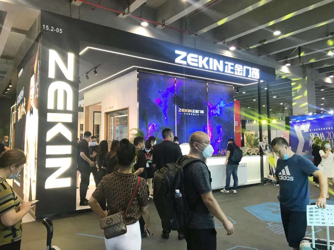 展會直擊 | 建博會火爆開幕，正金門窗攜手**功夫巨星甄子丹煥新呈現！